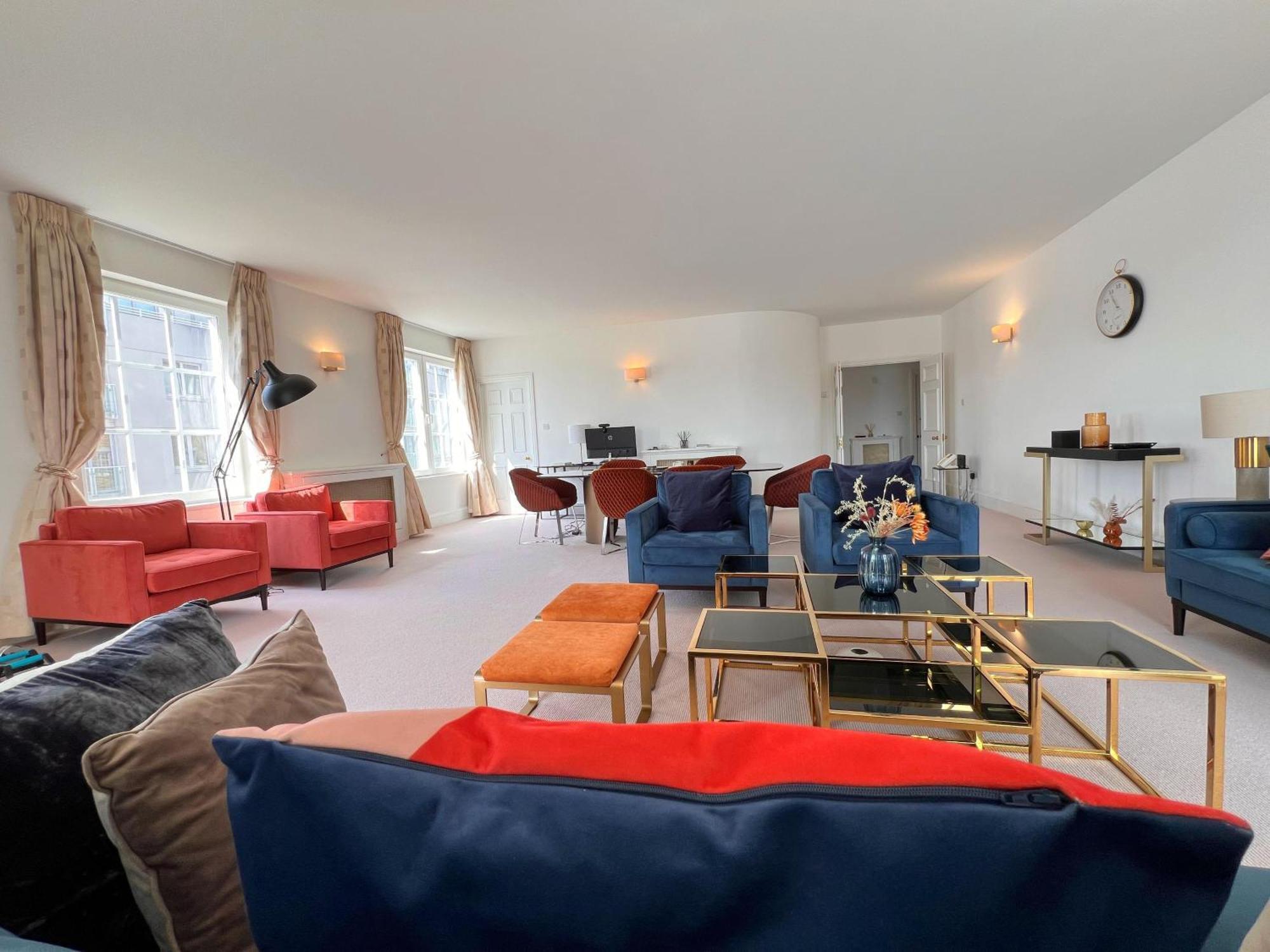 Appartement Charming 3-bed In Central *